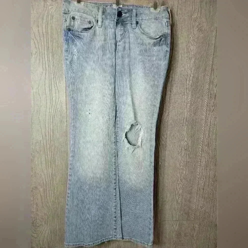 ♡Junior's‎ Bullhead jeans. Light wash and distressing.  Size 3S. C-13